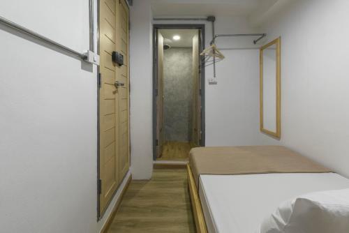 ORA Hostel Bangkok Room Type - Single Room with Private Bathroom