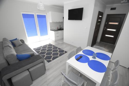 1 queen bed, 1 double bed, 1 sofa bed