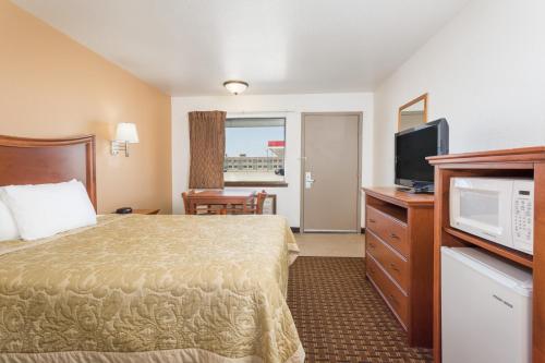 Super 8 by Wyndham Goodland - image 11