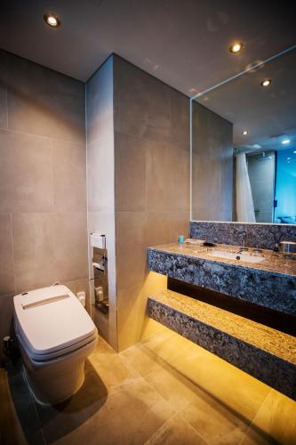 Bathroom, Gloucester Hotel Jeju near Rajmahal Indian Restaurant