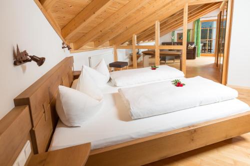 1 king bed, 1 twin bed