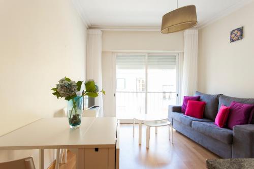 JOIVY Bright 2BR Apt with River Views &balcony in Alfama, moments from Santa Apolonia train station