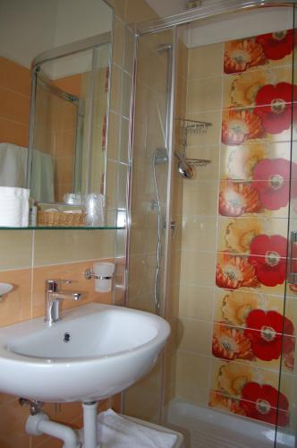 Double or Twin Room image 2