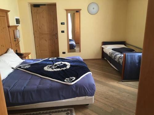 1 queen bed, 2 bunk beds