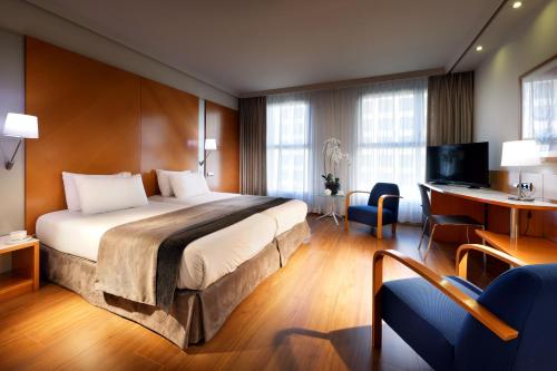 1 queen bed, 2 twin beds