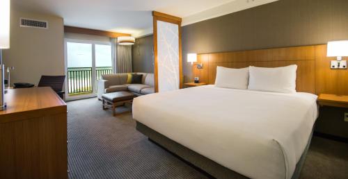 King Bed Oceanfront (with Sofa Bed)