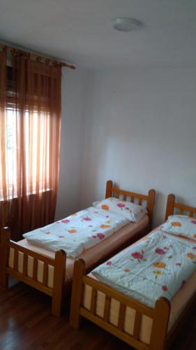 3 twin beds