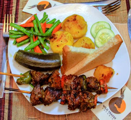 Alimentos e Bebidas, Wild Tracks Overland Camp in Kasese