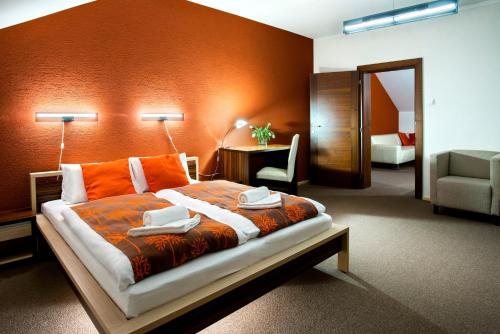 2 twin beds, 2 sofa beds