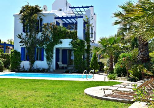 Entrada, Latchi Beach Front Villa - Private Heated Pool - Amazing Uninterrupted Sea Views in Neokhorio