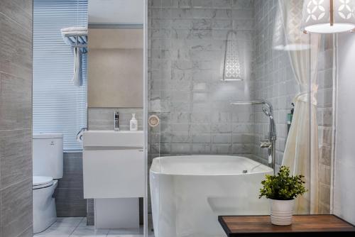 Deluxe Queen Room with Bathtub image 2