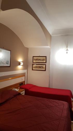 1 queen bed, 1 twin bed