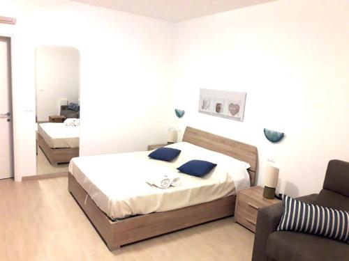 2 queen beds, 1 twin bed, 1 sofa bed