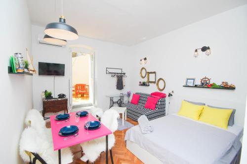 Fab 'n' Chic Apartments 1