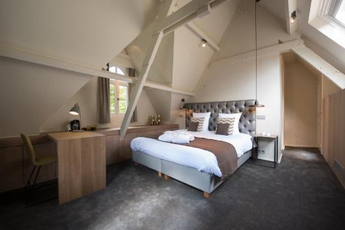 Deluxe Room image 3