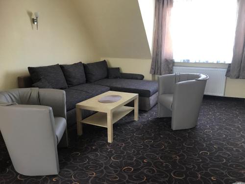 1 queen bed, 1 sofa bed