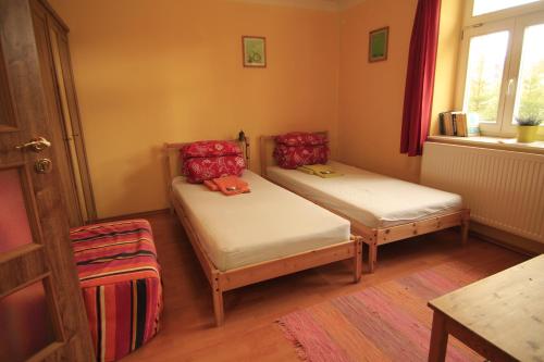 2 twin beds