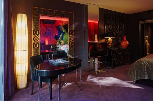 Savoy Hotel - image 6