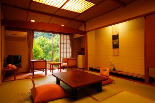 room detail thumbnail 2