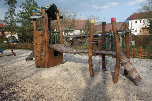 Дитячий майданчик, Apartment BENCI in Йіндржіхув Градец
