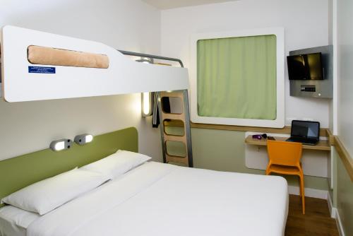 ibis budget Aracaju Ibis budget Aracaju is conveniently located in the popular Atalaia area. The property offers a wide range of amenities and perks to ensure you have a great time. Service-minded staff will welcome and 