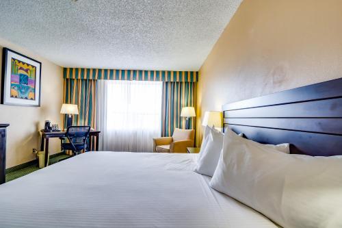 Standard King Room image 4
