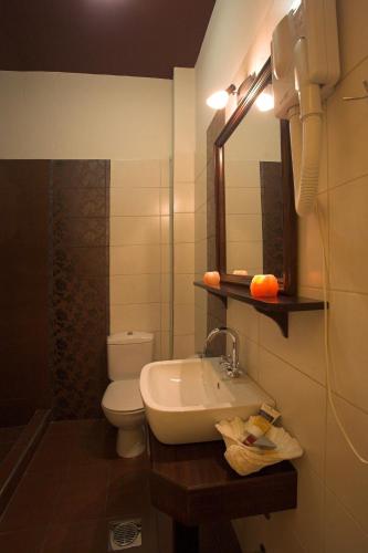 Double Room with Balcony image 7