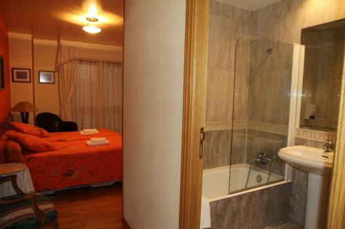 Hostal Acella - image 14