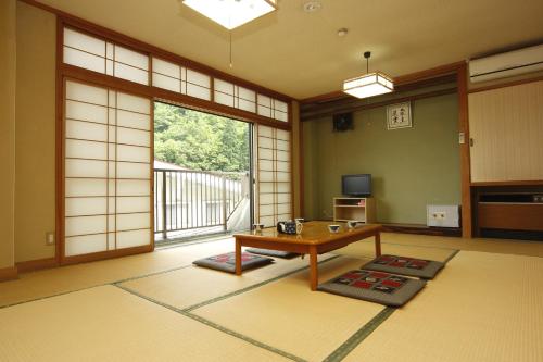 Kadoya Shinkan Ideally located in the Kami area, Kadoya Shinkan promises a relaxing and wonderful visit. The property offers a high standard of service and amenities to suit the individual needs of all travelers. Se