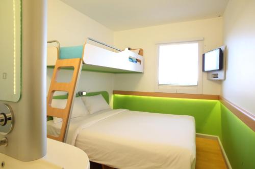 Cordia Hotel Surabaya Airport Room Type - Standard Queen Room with Bunk Bed