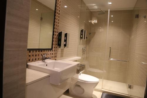 Bathroom, Ambassador Transit Hotel - Terminal 2 near IKEA Tampines