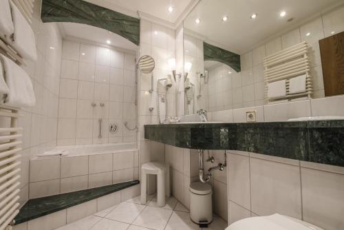 Bathroom, Hotel am Schloss in Illertissen