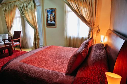 Gold Hotel - image 3