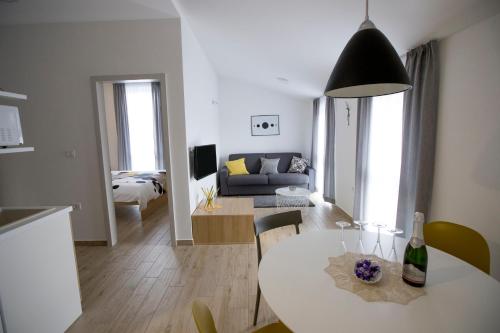 Iekārtas, Apartma Grze in Postojna