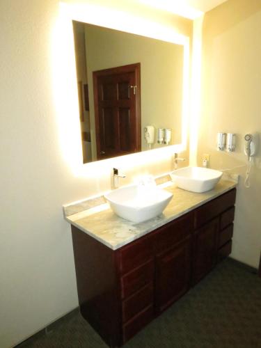 Edgewater Hotel and Suites - 화장실