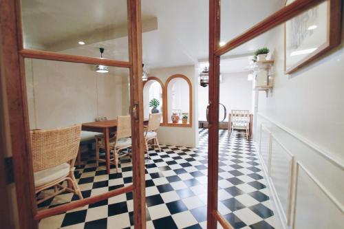 Photo - Vera Nidhra - Self check-in after 6pm