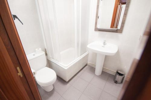 Shower, Pension Restaurante Casa Camino II in Palas de Rey