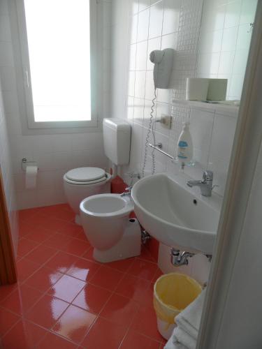 Double Room with Partial Sea View image 5