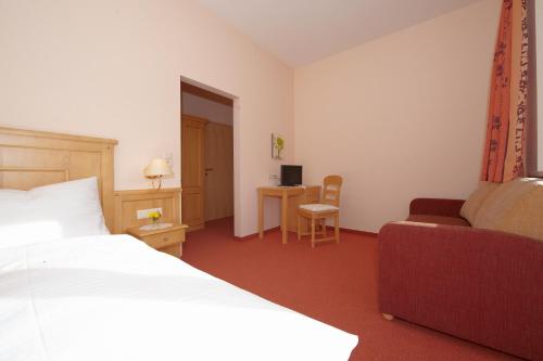 Double Room image 10