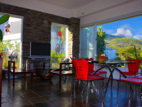 Shared lounge/TV area, View Mountain B&B in Mudan Township