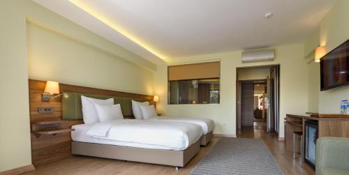 4 twin beds, 1 sofa bed
