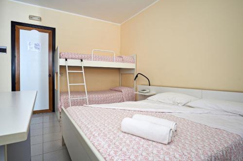 1 queen bed, 2 bunk beds