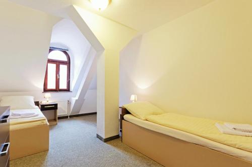 1 queen bed, 3 twin beds