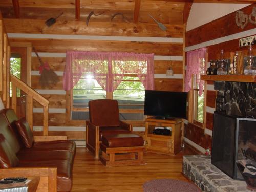 Serenity Ridge - Secluded Log Cabin on Knoll Top Setting near Boone NC - image 4