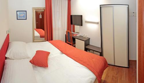 1 queen bed