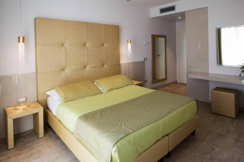 Gold Suite with Balcony and Lake View