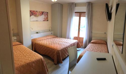 1 queen bed, 1 twin bed