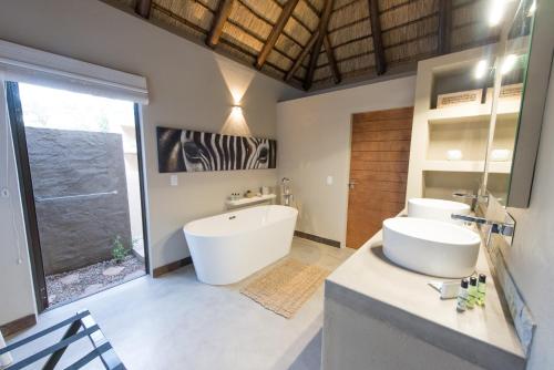 Ванная комната, Bushbaby River Lodge in Худспрут