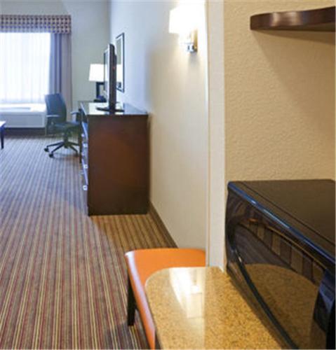 Holiday Inn Express Hotel & Suites Dallas West