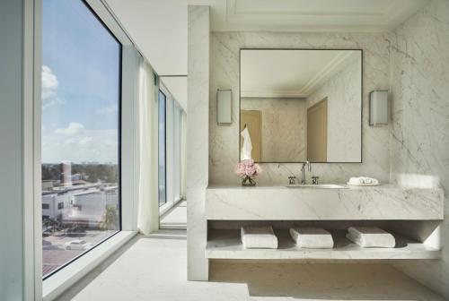 Four Seasons Hotel at The Surf Club - image 5